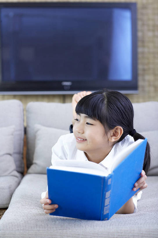 东方人,儿童,一个人,客厅,笑,微笑,露齿笑,竖图,室内,白天,正面,纯洁,靠垫,沙发,电视,书籍,亚洲,仅一个女性,仅一个人,一本,握,阴影,服装,反射,影子,墙,靠枕,扭头,注视,休闲装,黄种人,墙壁,墙面,小孩,衣服,书本,垫子,枕头,观察,看,趴着,转头,仅一个小孩,休闲,休闲服,可爱,童年,童趣,握着,服饰,观看,察看,起居室,关注,彩电,布艺沙发,童真,烂漫,无邪,彩色电视机,显像管屏,显像管屏幕,客堂,天真,女孩,女人,女性,亚洲人,孩子,电视机,书,图书,趴,彩图,全身,女生,数码电视,数字电视