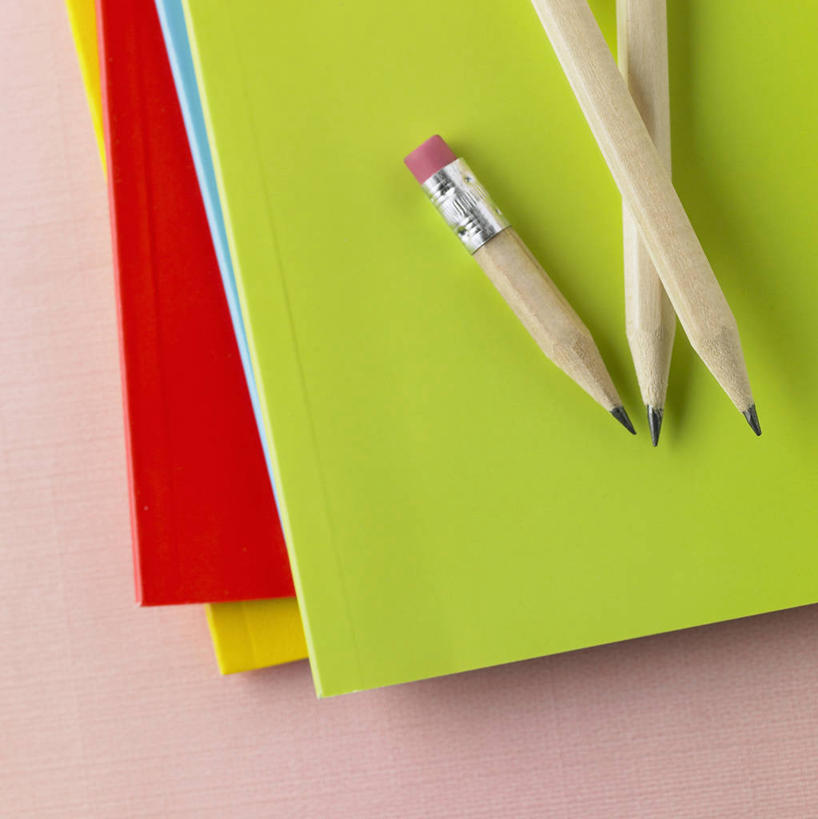 无人,竖图,俯视,室内,特写,白天,静物,书籍,阴影,反射,笔,影子,办公用品,文具,黄色,红色,绿色,铅笔,学习用品,书本,三本,文具用品,三支,书,图书,彩图,高角度拍摄