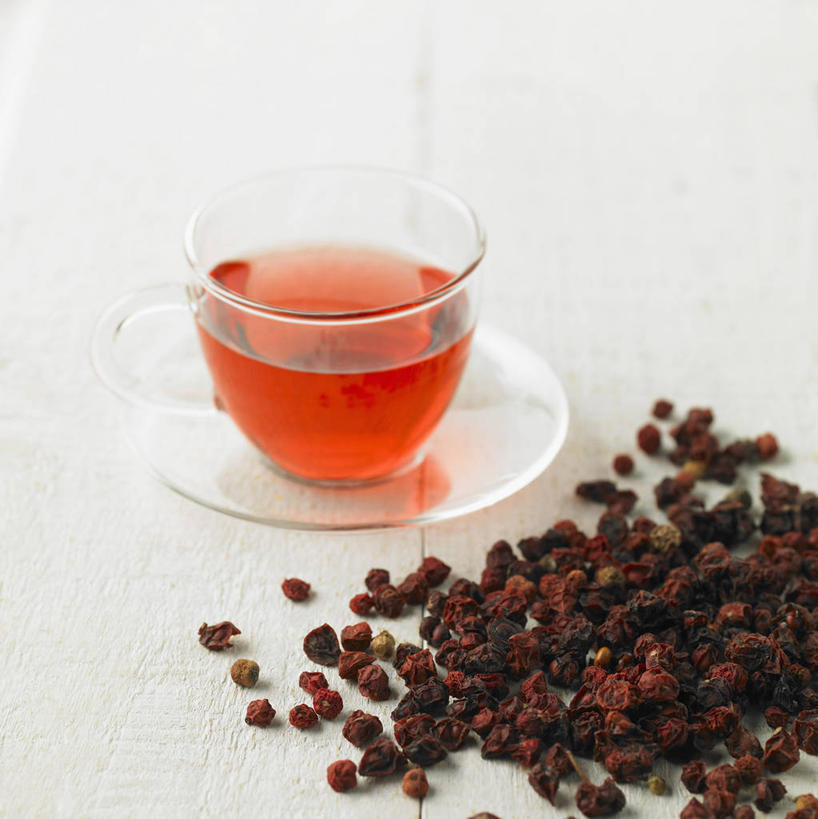 无人,竖图,俯视,室内,特写,白天,白色背景,幸福,植物,茶,杯子,餐具,一堆,许多,阴影,堆叠,堆积,反射,碟子,盘,影子,茶叶,草药,药草,很多,娱乐,中药,盘子,水杯,碟,享受,休闲,温馨,放松,乐趣,摄影,影棚,堆,提神,舒适,醒脑,药材,中草药,中药材,本草,北五味子,秤砣子,五味子,茶杯,彩图,高角度拍摄,影棚拍摄,拍摄,五味子茶