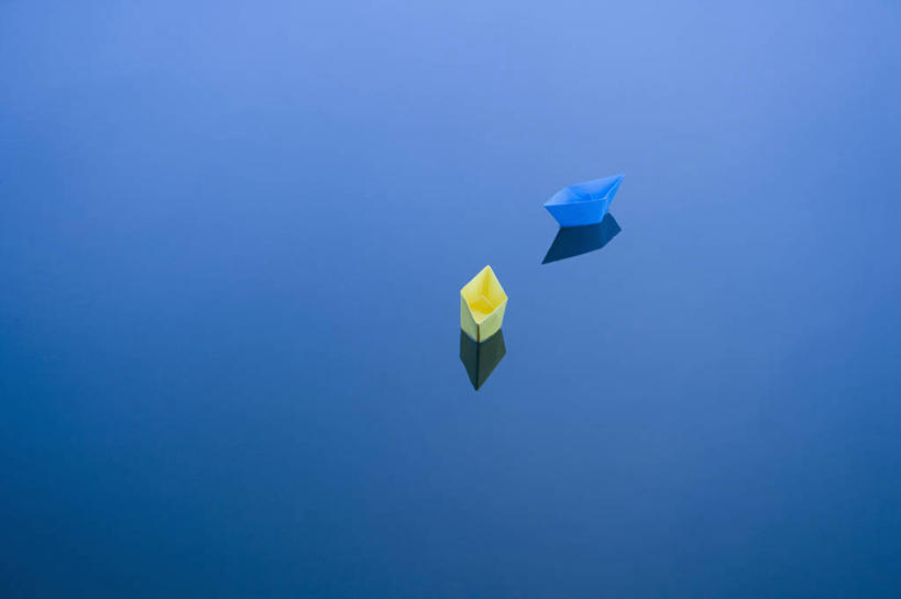 无人,横图,俯视,室外,特写,白天,河流,水,船,阴影,艺术,光线,影子,折纸,纸艺,手工艺品,河水,水流,文化,两个,黄色,蓝色,阳光,纸制品,工艺品,高雅,纸船,工艺折纸,自信心,品位,彩图,高角度拍摄