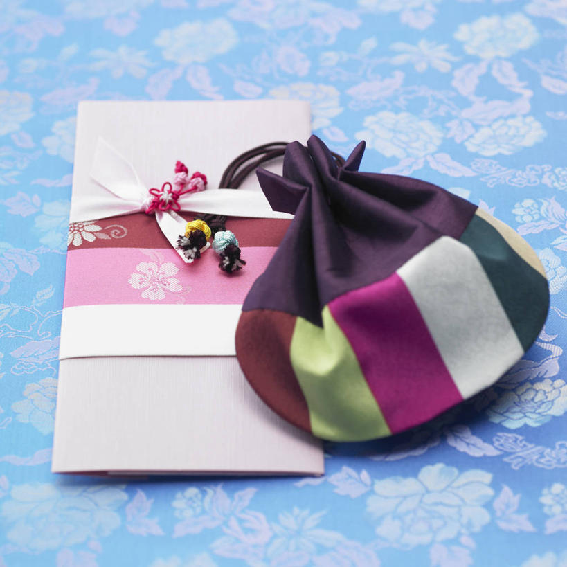 无人,方图,俯视,室内,特写,白天,桌面,桌子,静物,袋子,阴影,反射,传递,信息,布袋,影子,邮件,联系,祝福,文化,传统,一个,祈祷,祈福,健康,联络,许愿,邮递,通信,单个,福袋,信件,纪念,祈求,吉祥,邮政,好运,平安,彩图,高角度拍摄