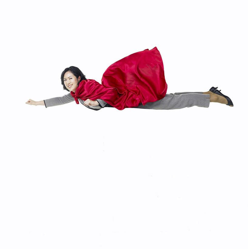 东方人,一个人,商务人士,商务女性,伸展双臂,笑,微笑,露齿笑,竖图,室内,白天,白色背景,侧面,亚洲,仅一个女性,仅一个人,飞翔,套装,飞行,翱翔,扭头,注视,黄种人,飞,红色,观察,看,转头,仅一个中年女性,披风,模仿,摄影,影棚,观看,正义,察看,模拟,关注,商务装,超人,工薪阶层,超级英雄,英雄,超能力,公理,仿照,女人,女性,中年女性,亚洲人,白领,上班族,敞开双臂,伸开双臂,展开双肩,张开手臂,张开双臂,彩图,全身,影棚拍摄,拍摄