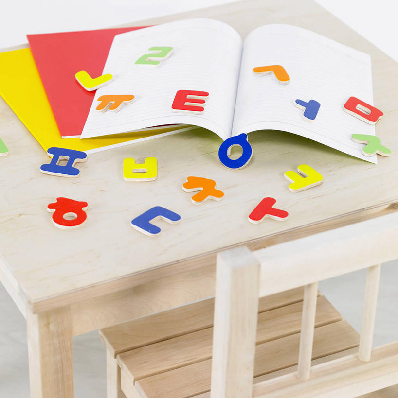 无人,竖图,俯视,室内,特写,白天,桌子,静物,书籍,椅子,阴影,反射,木制,标志,文字,影子,字符,字母,木椅,标识,书桌,课桌,木制品,书本,摄影,影棚,韩语,书,图书,彩图,高角度拍摄,影棚拍摄,拍摄,朝鲜语,韩国语