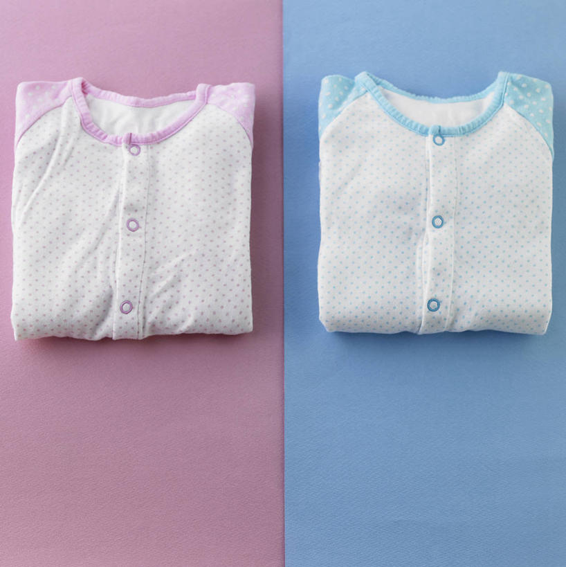 无人,竖图,俯视,室内,特写,白天,婴儿服装,静物,阴影,服装,反射,影子,折叠,衣服,粉色,蓝色,白色,两件,服饰,衣着,穿着,衣饰,彩图,高角度拍摄,婴儿服