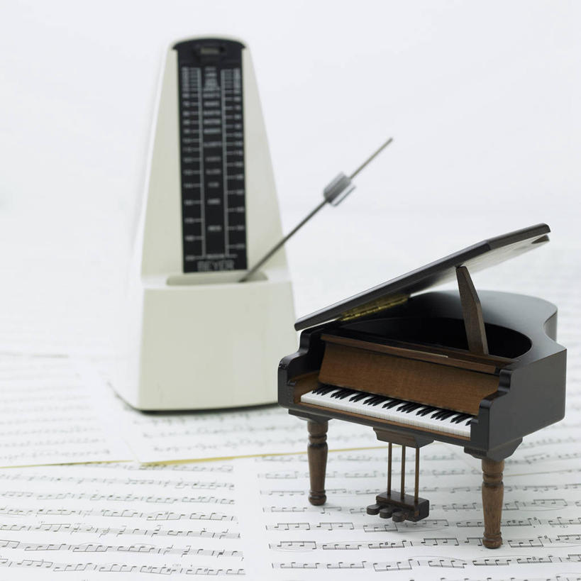 无人,方图,室内,特写,白天,正面,键盘,静物,书籍,雕塑,阴影,艺术,装饰,反射,雕刻,雕像,影子,钢琴,节拍器,乐谱,乐器,五线谱,音乐,工艺品,纪念,美术,节奏,键盘乐器,节拍,主题,音符,陈列,符头,符干,符尾,乐章,功能,美学,稳定,彩图