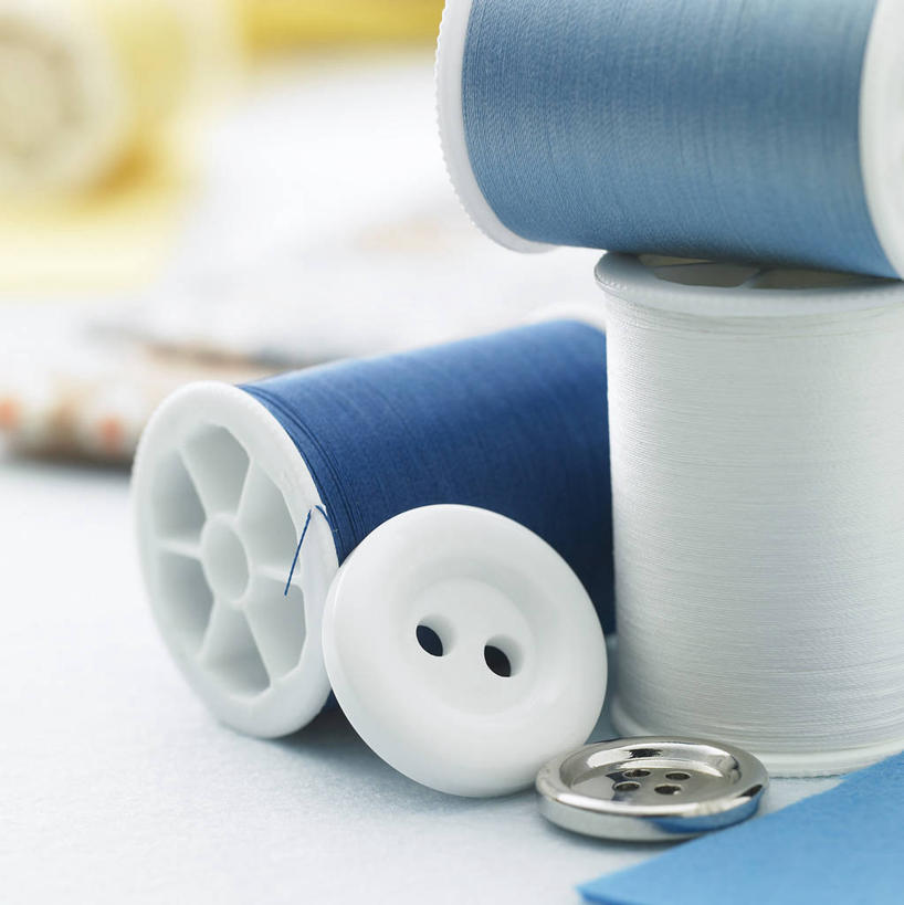 无人,竖图,室内,特写,白天,白色背景,正面,静物,阴影,朦胧,模糊,反射,线,影子,纽扣,针,摄影,影棚,缝纫,钮扣,缝衣针,针线,线轴,彩图,影棚拍摄,拍摄,细线