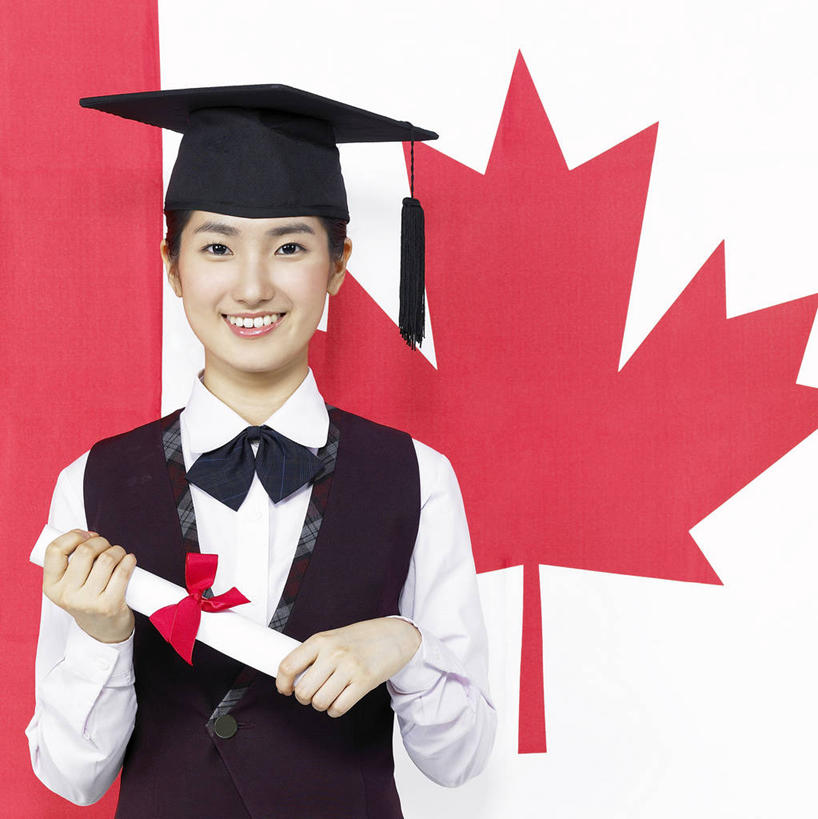 东方人,一个人,学生,站,笑,微笑,露齿笑,竖图,室内,白天,正面,旗帜,国旗,亚洲,仅一个年轻女性,仅一个女性,仅一个人,一面,握,文凭,拿,拿着,注视,黄种人,观察,看,站着,握着,摄影,流苏,影棚,观看,察看,证书,学士帽,毕业,关注,学士服,加拿大国旗,学位证,学位证书,垂布,学士袍,年轻女性,女人,女性,亚洲人,旗,站立,半身,彩图,影棚拍摄,拍摄,枫叶旗