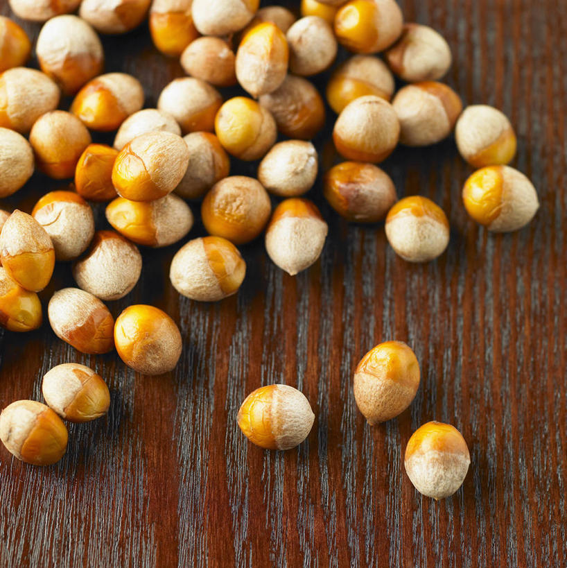 无人,竖图,俯视,室内,特写,白天,桌面,桌子,一堆,许多,阴影,堆叠,堆积,反射,木制,影子,木桌,坚果,很多,木制品,干果,堆,银杏,白果,彩图,高角度拍摄,木桌子