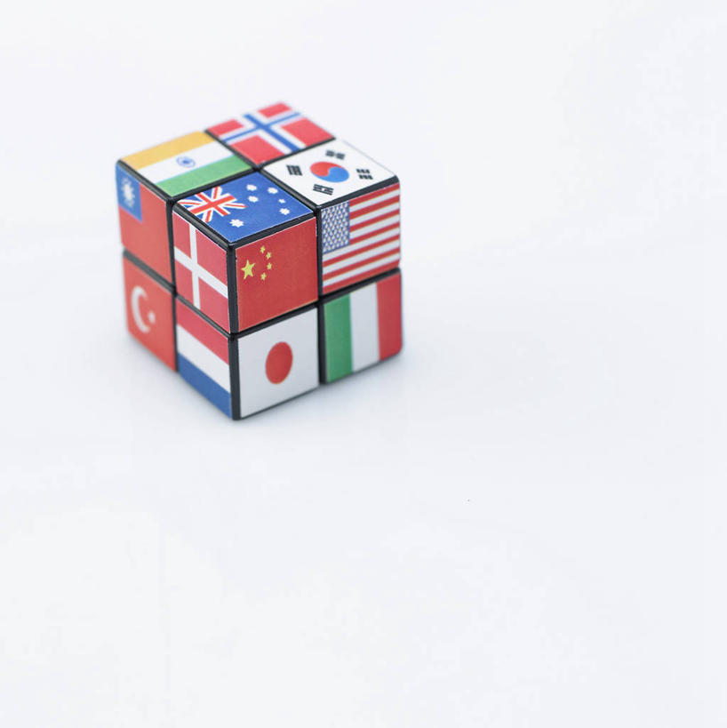 无人,竖图,俯视,室内,特写,白天,白色背景,游戏,智慧,神秘,静物,旗帜,国旗,玩具,阴影,反射,影子,玩,娱乐,一个,休闲,魔方,益智,摄影,影棚,单个,活动,发泄,消遣,智力,神奇,宣泄,奥秘,鲁比克方块,魔术方块,扭计骰,旗,玩耍,嬉戏,彩图,高角度拍摄,影棚拍摄,拍摄,万国旗