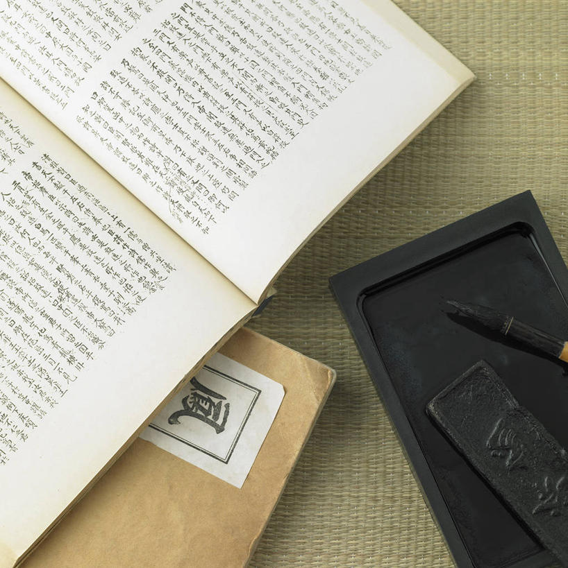 无人,竖图,俯视,室内,特写,白天,静物,书籍,阴影,反射,笔,标志,毛笔,文字,砚台,影子,字符,字母,办公用品,砚,标识,文具,学习用品,书本,摄影,影棚,文具用品,文房四宝,韩语,书,图书,彩图,高角度拍摄,影棚拍摄,拍摄,朝鲜语,韩国语