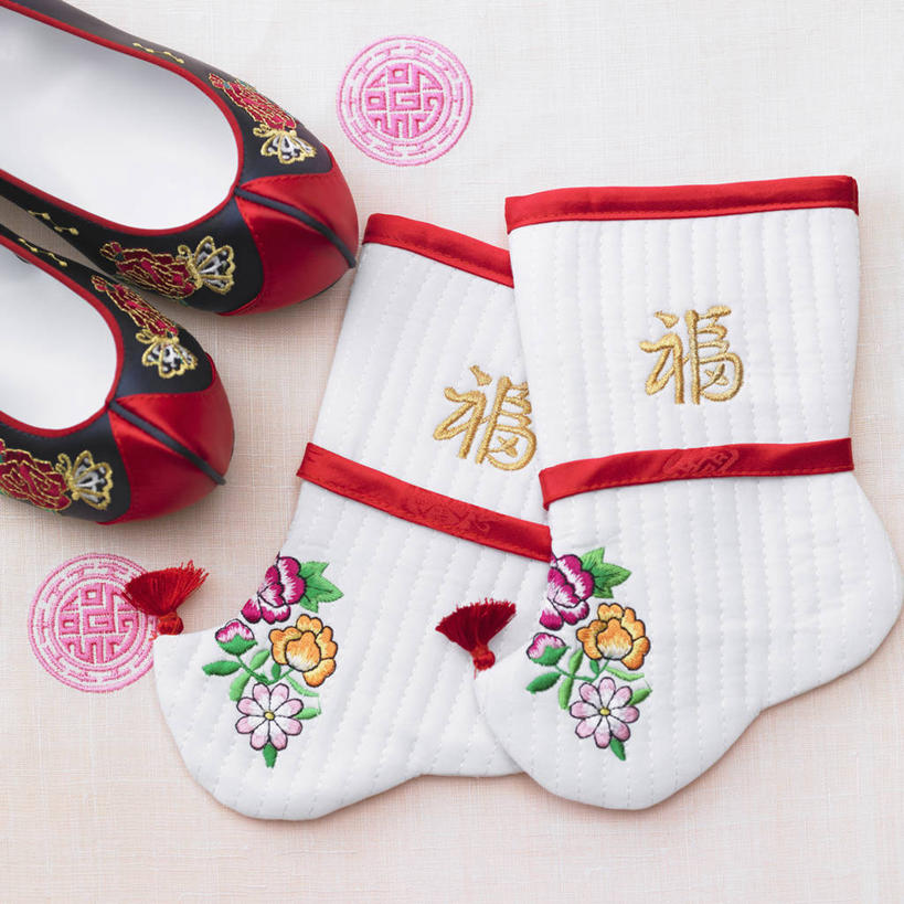 无人,方图,俯视,室内,特写,白天,静物,鞋子,一双,阴影,花纹,装饰,反射,标志,文字,影子,字符,手工艺品,标识,袜子,汉字,布鞋,华丽,修饰,点缀,中文,衬托,美观,雅致,雅观,国文,华文,彩图,高角度拍摄