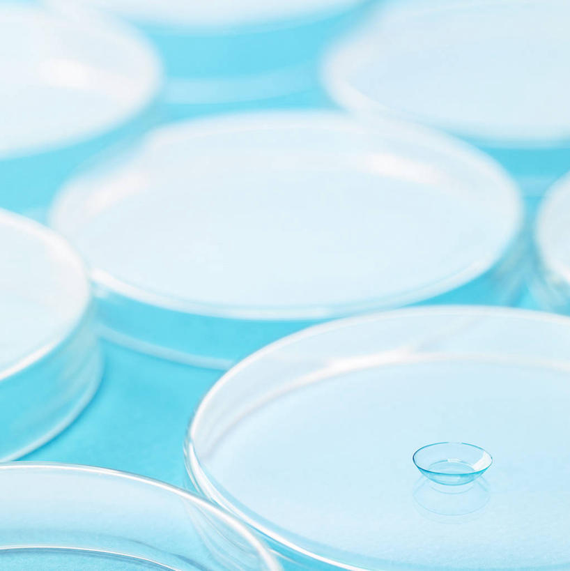 无人,竖图,俯视,室内,特写,白天,阴影,蓝色背景,反射,眼镜,药剂,影子,治疗,保健,摄影,影棚,镜片,保护,药物,医疗,视力,矫正,预防,眼药水,角膜接触镜,彩图,高角度拍摄,影棚拍摄,拍摄,滴眼液,隐形眼镜