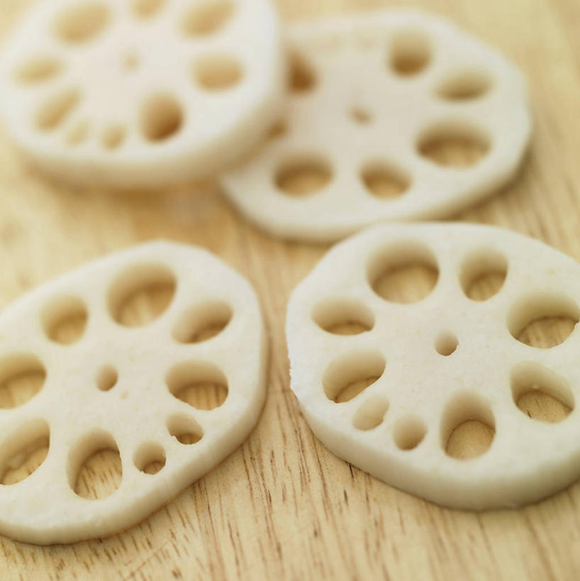 无人,竖图,俯视,室内,特写,白天,桌面,桌子,蔬菜,四片,切开,阴影,朦胧,模糊,新鲜,反射,木制,影子,木桌,食品,藕,食物,木制品,切,摄影,有机食品,绿色食品,影棚,横截面,剖面,切面,截面,截面图形,莲藕,彩图,高角度拍摄,影棚拍摄,拍摄,木桌子,菜藕,光旁,果藕,荷藕,湖藕,藕节,水鞭蓉