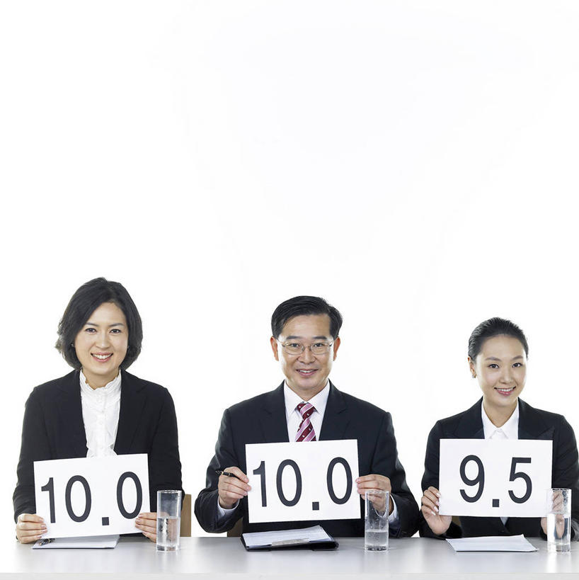 东方人,三个人,同事,商务人士,商务男性,商务女性,办公室,坐,笑,微笑,露齿笑,竖图,室内,白天,白色背景,正面,衬衫,成功,合作,团队,集体,信心,水,家具,桌子,杯子,亚洲,一副,一排,握,阴影,套装,整齐,并列,并排,反射,标志,材料,档案,数字,文件,文字,眼镜,液体,影子,纸,字符,办公桌,领带,注视,黄种人,饮用水,标识,队伍,玻璃制品,排列,水杯,资料,矿泉水,观察,看,握着,摄影,阿拉伯数字,影棚,观看,察看,领导,象征,庄重,成就,队列,关注,卡纸,文档,商务装,身份,平行,合伙,领袖,近视眼镜,工薪阶层,蒸馏水,办公家具,正式,地位,记分卡,男人,男性,年轻女性,女人,女性,中年男性,亚洲人,白领,上班族,玻璃杯,坐着,半身,彩图,影棚拍摄,衬衣,拍摄