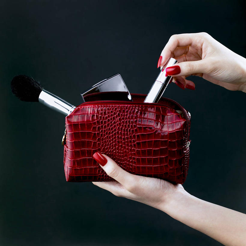 东方人,手,一个人,站,方图,室内,特写,白天,正面,亚洲,双手,仅一个年轻女性,仅一个女性,仅一个人,握,阴影,黑色背景,装饰,反射,包,影子,指甲油,黄种人,红色,唇膏,化妆品,口红,站着,手部,握着,摄影,影棚,化妆包,华丽,修饰,点缀,化妆用品,衬托,美观,雅致,雅观,提包,唇棒,年轻女性,女人,女性,亚洲人,站立,半身,彩图,影棚拍摄,拍摄