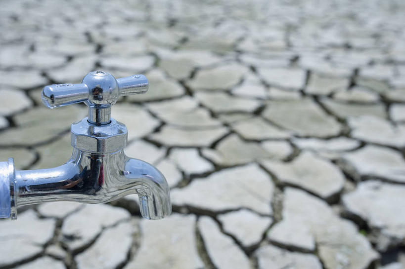 无人,横图,俯视,室外,特写,白天,金属制品,阴影,朦胧,模糊,干枯,光线,金属,水龙头,影子,地面,开关,一个,阳光,打开,单个,干涸,阀门,开启,枯竭,水咀,彩图,高角度拍摄