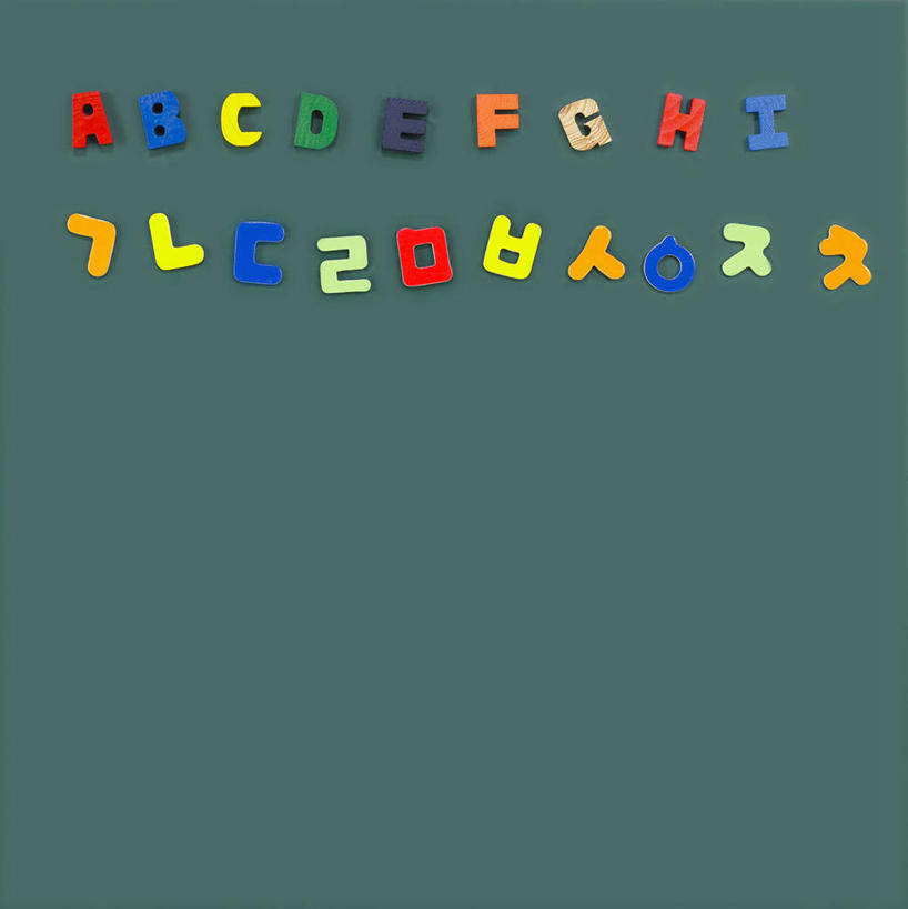 无人,竖图,室内,白天,正面,静物,一排,阴影,整齐,并列,并排,反射,英文,标志,文字,影子,字符,字母,标识,排列,黑板,教学,英文字母,队列,平行,韩语,耐磨,教学黑板,彩图,朝鲜语,韩国语