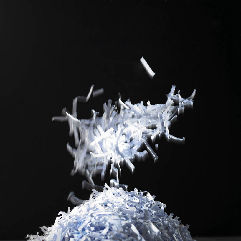 无人,竖图,室内,特写,白天,正面,静物,许多,阴影,黑色背景,反射,影子,纸屑,很多,摄影,影棚,碎纸,下降,降落,碎纸条,降低,下跌,下落,彩图,影棚拍摄,拍摄