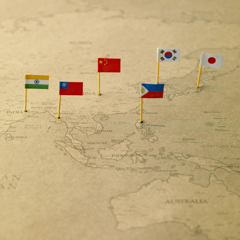 无人,竖图,室内,特写,白天,正面,道路,静物,地图,旗帜,国旗,阴影,反射,信息,影子,交通,方向,排列,引导,指引,摆列,旗,彩图,万国旗,布列,分列,导航