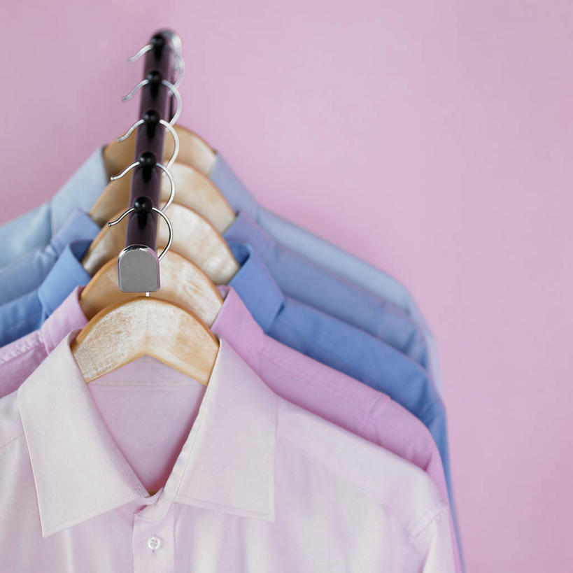 无人,方图,室内,特写,白天,正面,衬衫,静物,衣架,一排,阴影,粉色背景,整齐,并列,并排,反射,影子,排列,摄影,影棚,队列,平行,五件,挂衣架,晾衣架,彩图,影棚拍摄,衬衣,拍摄