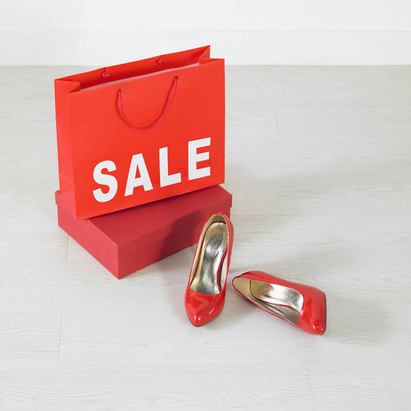 无人,方图,室内,特写,白天,白色背景,正面,高跟鞋,购物,时尚,消费,静物,袋子,鞋子,一双,阴影,反射,英文,包装袋,标志,手提袋,文字,影子,字符,字母,购物袋,标识,盒子,两个,红色,容器,金融,摄影,影棚,储藏,英文字母,储存,购买,时髦,鞋盒,贸易,时兴,彩图,影棚拍摄,拍摄,贮存