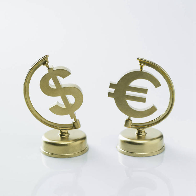 无人,方图,俯视,室内,特写,白天,白色背景,钱,静物,阴影,反射,标志,钱币,文字,影子,欧元,标识,两个,金色,金融,摄影,影棚,经济,流通,贸易,货币,美元符号,彩图,高角度拍摄,影棚拍摄,拍摄,欧元符号