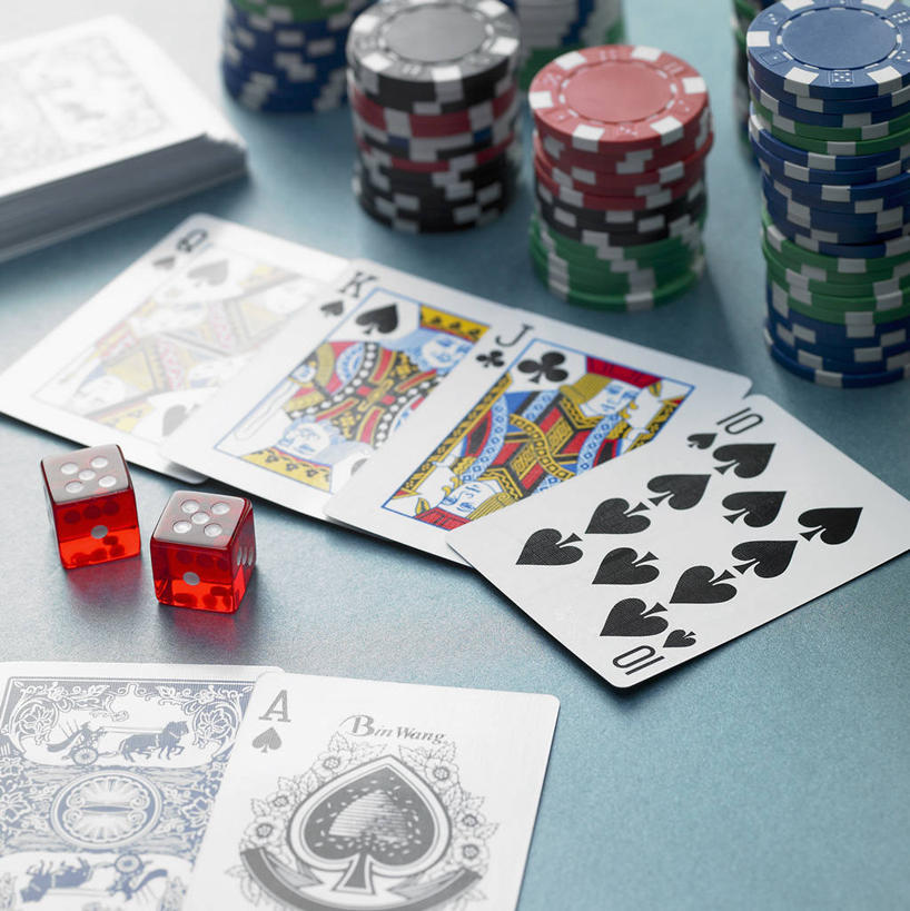 无人,竖图,俯视,室内,特写,白天,游戏,赌博,贪欲,竞争,桌面,桌子,静物,扑克牌,纸牌,玩具,扑克,一堆,许多,阴影,堆叠,堆积,反射,骰子,影子,很多,玩,娱乐,刺激,休闲,筹码,活动,堆,计数,发泄,消遣,智力,赌具,积累,累积,色子,投机,侥幸,欲望,投子,宣泄,筹马,记数,玩耍,嬉戏,彩图,高角度拍摄,胜负,输赢