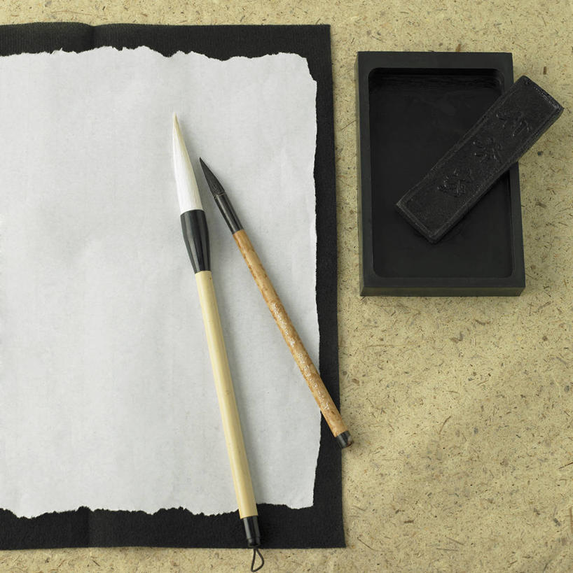 无人,竖图,俯视,室内,特写,白天,静物,阴影,反射,笔,毛笔,砚台,影子,纸,办公用品,砚,文具,学习用品,文具用品,文房四宝,宣纸,纸寿千年,纸中之王,泾县纸,彩图,高角度拍摄