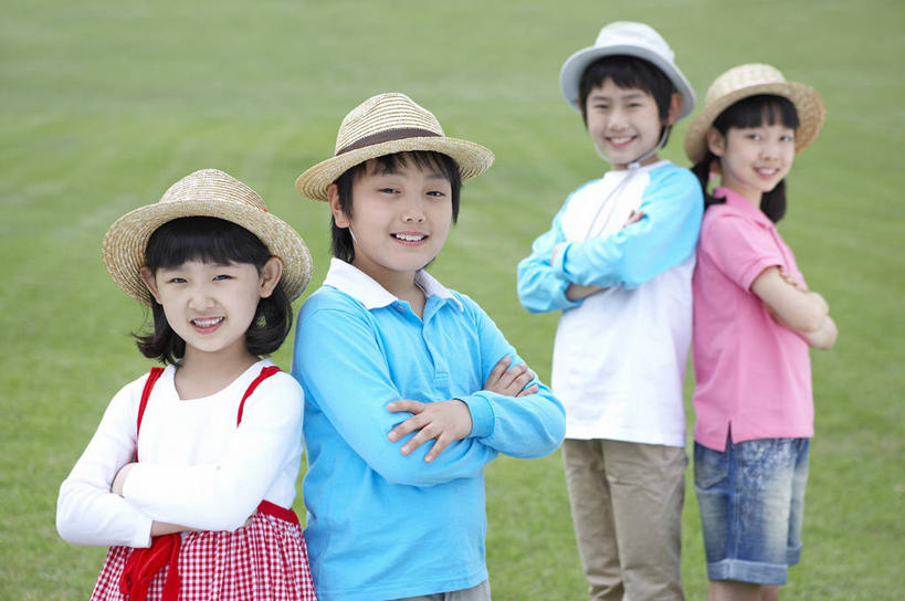 东方人,儿童,四个人,伙伴,朋友,站,笑,双手交叉,微笑,露齿笑,横图,室外,白天,正面,T恤衫,友谊,纯洁,安全,草地,草坪,植物,帽子,亚洲,阴影,服装,裤子,朦胧,模糊,光线,草帽,影子,T恤,依靠,注视,牛仔裤,休闲装,黄种人,草,小孩,衣服,绿色,阳光,观察,看,倚靠,站着,背靠背,休闲,同学,休闲服,可爱,童年,童趣,背对背,服饰,观看,察看,双手抱胸,校友,关注,童真,烂漫,无邪,同窗,学友,四顶,天真,信任,友情,男孩,男人,男性,女孩,女人,女性,亚洲人,站立,半身,彩图,男生,女生