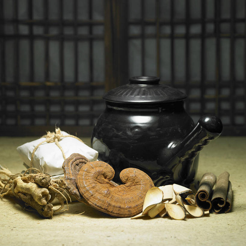 无人,竖图,室内,特写,白天,正面,烹饪,植物,窗户,灵芝,厨具,许多,阴影,反射,包装,包装纸,锅子,砂锅,影子,纸,陶瓷,菌菇,草药,药草,陶瓷制品,纸张,很多,菌类,锅,中药,绳子,锅具,绳索,包装材料,真菌,药材,中草药,烹饪用具,中药材,本草,药用菌,烹调用具,神芝,灵芝草,烹调,彩图,菌灵芝