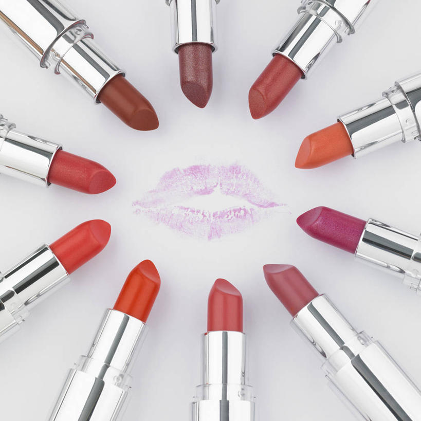 无人,方图,俯视,室内,特写,白天,白色背景,静物,许多,盘绕,阴影,环绕,围绕,反射,影子,很多,环抱,排列,唇膏,化妆品,口红,摄影,影棚,缭绕,化妆用品,口红印,摆列,唇棒,彩图,高角度拍摄,影棚拍摄,拍摄,布列,分列,唇印