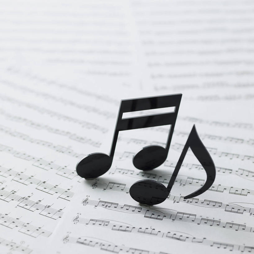 无人,方图,俯视,室内,特写,白天,静物,书籍,阴影,反射,影子,乐谱,五线谱,音乐,两个,黑色,节拍,乐符,音符,符头,符干,符尾,乐章,彩图,高角度拍摄