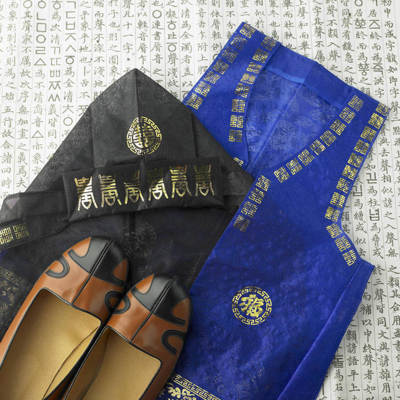 无人,竖图,俯视,室内,特写,白天,民族服装,静物,鞋子,一双,阴影,反射,标志,头饰,文字,影子,字符,手工艺品,折叠,标识,发夹,发饰,夹子,汉字,服饰,绣花鞋,布鞋,中文,国文,华文,朝鲜服,中国鞋,彩图,高角度拍摄,传统服装,民俗服,韩服