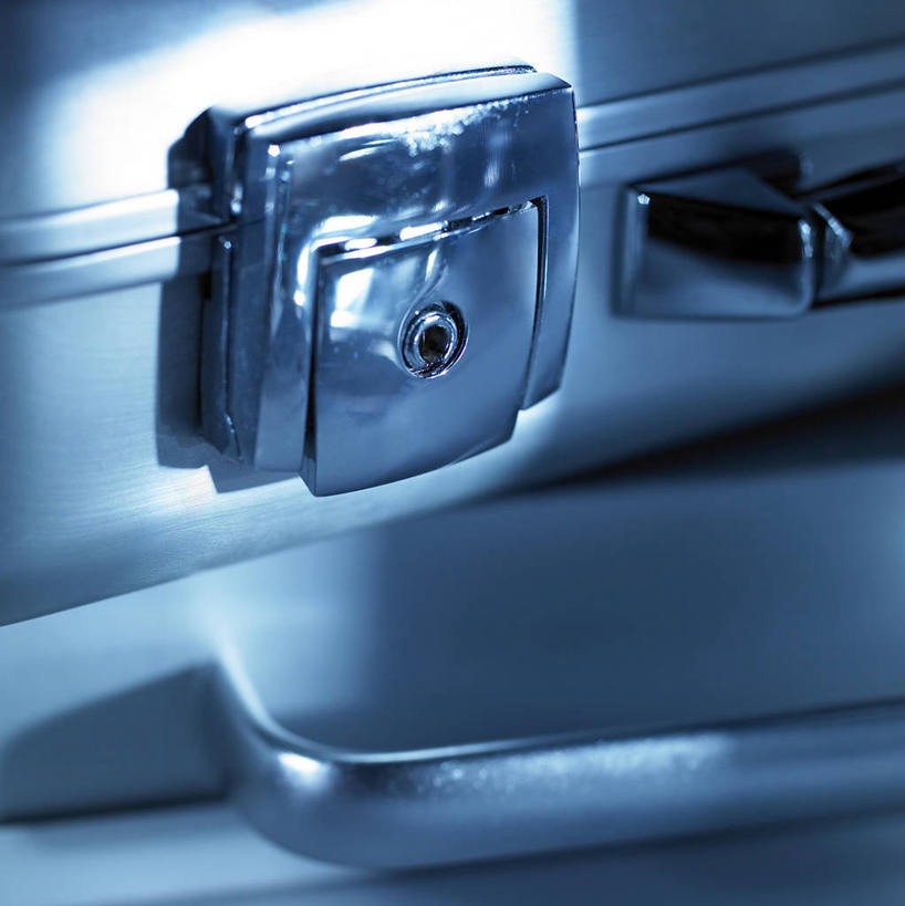 无人,竖图,室内,特写,白天,正面,安全,静物,阴影,反射,影子,防护,钥匙,锁,箱子,保险箱,保护,开启,封闭,保险,私密,保全,周全,安稳,安定,防盗,平安,彩图