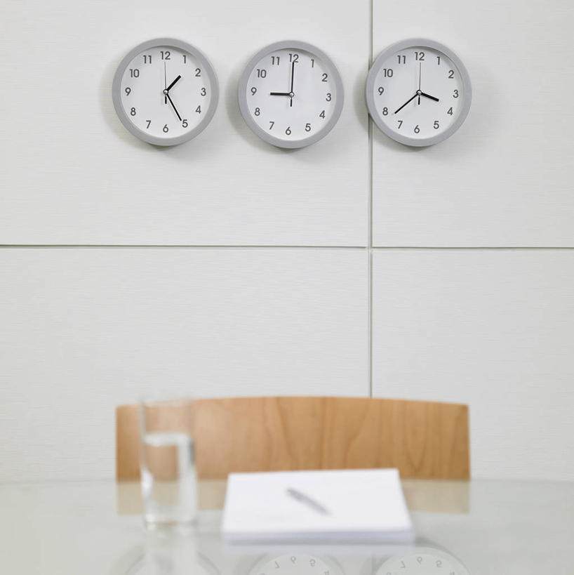 无人,办公室,竖图,室内,白天,正面,水,家具,桌子,杯子,椅子,一把,阴影,时间,反射,笔,标志,材料,档案,时钟,数字,文件,文字,液体,影子,字符,办公桌,木椅,墙,办公用品,计时,饮用水,标识,墙壁,墙面,玻璃制品,文具,三个,一个,白色,水杯,学习用品,资料,挂钟,钟表,矿泉水,表,阿拉伯数字,单个,文具用品,文档,蒸馏水,办公家具,玻璃杯,钟,彩图