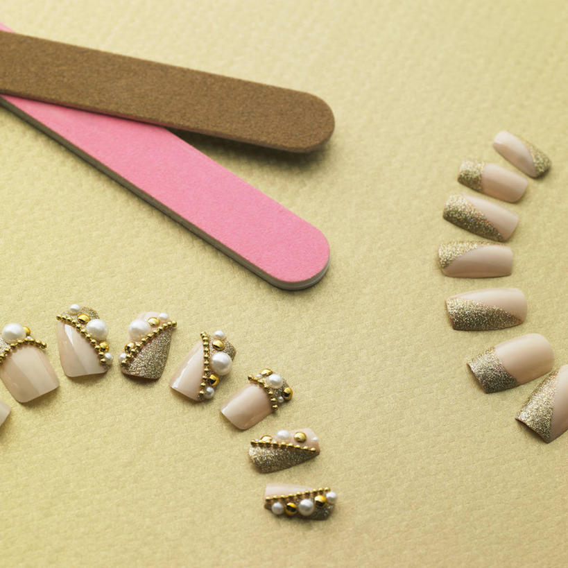 无人,方图,俯视,室内,特写,白天,静物,金属制品,一排,许多,阴影,黄色背景,整齐,装饰,反射,金属,工具,影子,很多,排列,粉色,黄色,美甲,摄影,影棚,锉刀,华丽,修饰,点缀,队列,指甲锉,衬托,美观,雅致,雅观,锉子,美甲工具,彩图,高角度拍摄,影棚拍摄,拍摄,贴片指甲,贴片甲,水晶甲