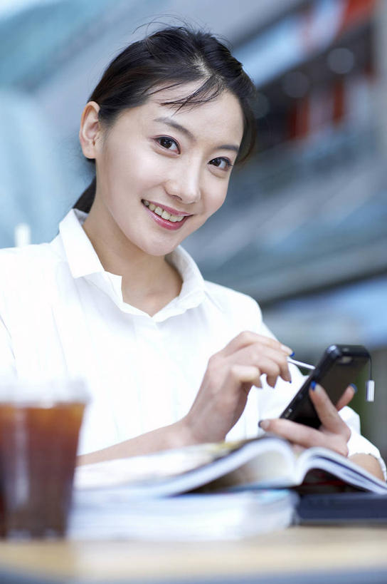 东方人,一个人,坐,笑,打电话,微笑,露齿笑,竖图,室内,白天,正面,衬衫,柜子,杯子,电话,手机,书籍,亚洲,仅一个年轻女性,仅一个女性,仅一个人,许多,握,阴影,朦胧,模糊,反射,笔,影子,塑料,手写笔,饮品,很多,拿,拿着,注视,黄种人,通讯设备,饮料,一个,白色,塑料制品,吸管,书本,橱柜,书柜,观察,看,书橱,握着,单个,观看,塑料杯,察看,空心,书写,储存,关注,可口,能量,触控笔,触摸笔,触屏笔,电容屏笔,电容屏手写笔,饮管,补充,适口,誊写,储备,蕴藏,贮备,交流,年轻女性,女人,女性,亚洲人,书,图书,沟通,通话,坐着,半身,彩图,衬衣,能量饮料,贮存,圆柱状