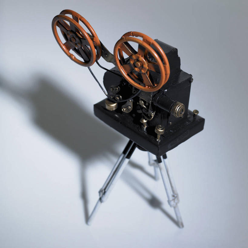 无人,方图,俯视,室内,特写,白天,白色背景,机器,静物,金属制品,阴影,反射,金属,影子,设备,一个,黄色,模型,机械,摄影,影棚,单个,声音,支撑,影像,三脚架,装置,放映机,稳定,电影胶片,电影胶片盘,胶片盘,巩固,电影放映机,彩图,高角度拍摄,影棚拍摄,拍摄,稳固