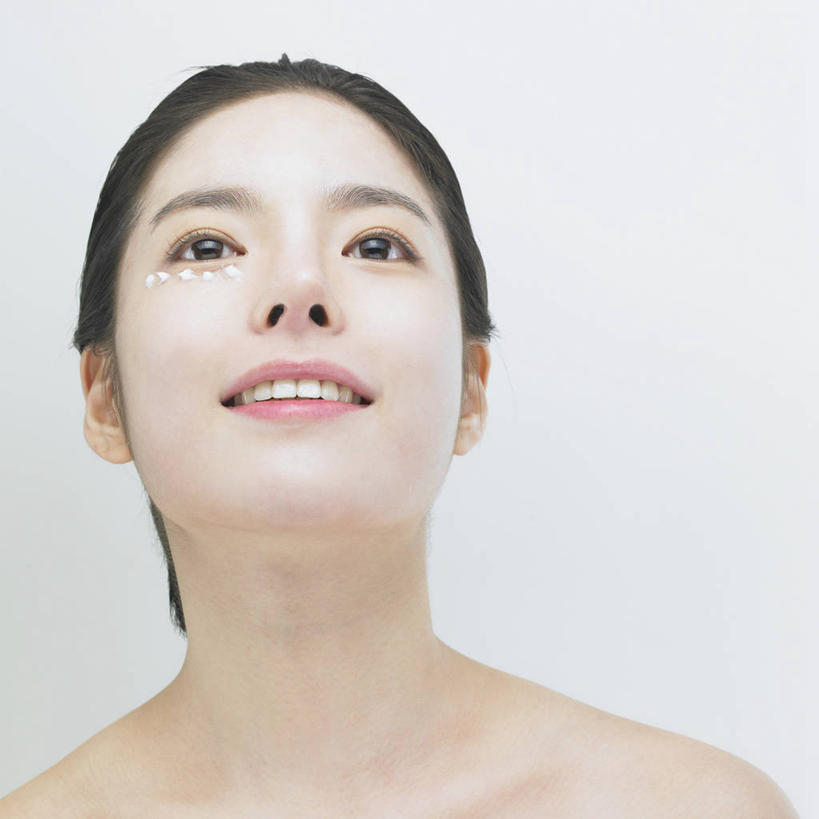 东方人,脸,头,脸颊,一个人,笑,微笑,露齿笑,方图,室内,特写,白天,白色背景,正面,化妆,美容,亚洲,仅一个年轻女性,仅一个女性,仅一个人,护肤,阴影,美白,反射,影子,注视,黄种人,裸露,肩膀,观察,看,保养,享受,休闲,面霜,放松,保健,摄影,影棚,观看,保湿,察看,滋润,乳液,护肤品,关注,裸,护肤用品,舒缓,养颜,控油,紧肤,嫩肤,抗衰,再生,增白,补水,祛斑,抗皱,防皱,除皱,去皱,年轻女性,女人,女性,亚洲人,头部,脸部,脸蛋,面部,抬头,仰头,半身,彩图,影棚拍摄,拍摄