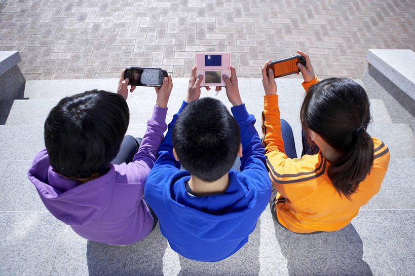 东方人,三个人,伙伴,朋友,栏杆,坐,举,横图,俯视,室外,白天,游戏,友谊,科技,楼梯,亚洲,握,阴影,服装,光线,瓷砖,地砖,扶手,影子,阶梯,地面,拿,玩,拿着,注视,休闲装,黄种人,娱乐,护栏,台阶,衣服,黄色,蓝色,紫色,阳光,观察,看,托,休闲,休闲服,握着,服饰,游戏机,观看,活动,三台,察看,掌上游戏机,发泄,关注,消遣,智力,便携式游戏机,手提游戏机,宣泄,友情,男人,男性,年轻男性,年轻女性,女人,女性,亚洲人,举起,举手,举着,玩耍,嬉戏,向上举,向上伸,向上托,坐着,彩图,高角度拍摄,全身,psp掌机