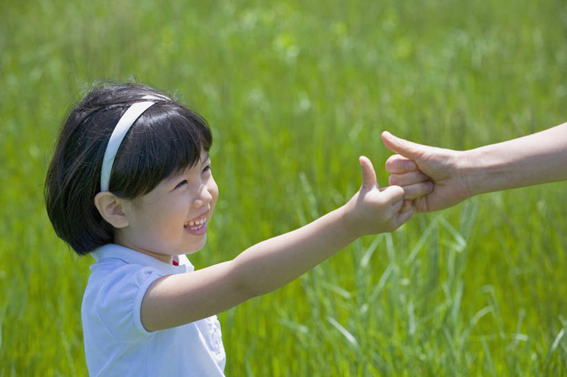 东方人,儿童,小指,两个人,家庭,母亲,女儿,站,笑,摸,微笑,露齿笑,横图,室外,白天,侧面,裙子,纯洁,草地,草坪,植物,亚洲,抚摸,阴影,连衣裙,装饰,光线,拉钩,头饰,影子,注视,黄种人,草,小孩,绿色,白色,阳光,发箍,发饰,饰品,观察,看,拉勾,手势,站着,温暖,温馨,母女,一家人,手指,可爱,母爱,童年,童趣,头箍,观看,华丽,修饰,点缀,和睦,誓言,察看,关注,发卡,童真,烂漫,无邪,配饰,衬托,美观,雅致,雅观,诺言,许诺,约定,打勾勾,天真,年轻女性,女孩,女人,女性,亚洲人,孩子,年轻人,触摸,接触,站立,半身,彩图,融洽,女生