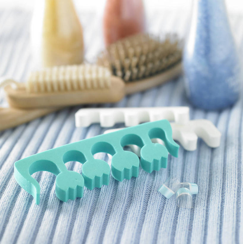 无人,竖图,俯视,室内,特写,白天,静物,一把,阴影,蓝色背景,朦胧,模糊,反射,木制,布料,罐子,影子,三片,布纹,梳子,玻璃制品,桌布,黄色,红色,蓝色,绿色,白色,玻璃瓶,餐巾,木制品,瓶子,刷子,台布,日用品,美甲,摄影,影棚,假指甲,美发用品,分趾器,分指棉,分指器,隔指棉,隔趾棉,海绵分趾器,脚趾分趾器,餐桌布,彩图,高角度拍摄,影棚拍摄,拍摄,贴片指甲,贴片甲,水晶甲