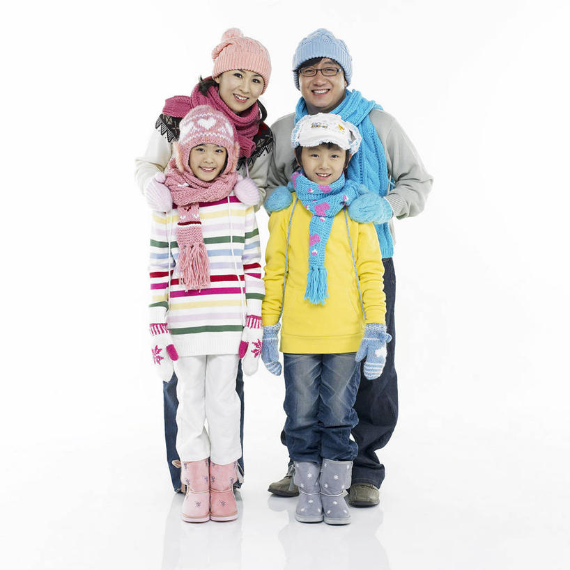 东方人,儿童,中年人,四个人,家庭,夫妻,母亲,父亲,女儿,儿子,站,笑,微笑,露齿笑,竖图,室内,白天,白色背景,正面,爱情,纯洁,帽子,鞋子,亚洲,一副,阴影,服装,裤子,装饰,反射,眼镜,影子,浪漫,两双,注视,牛仔裤,休闲装,黄种人,靴子,小孩,衣服,粉色,红色,蓝色,白色,手套,围巾,遮阳帽,扶,观察,看,站着,四双,四条,休闲,温暖,温馨,父女,父子,母女,母子,一家人,休闲服,恩爱,父爱,可爱,母爱,童年,童趣,搭,恋人,摄影,服饰,影棚,围脖,观看,保暖,华丽,点缀,和睦,察看,扶着,御寒,雪地靴,搭着,关注,近视眼镜,童真,烂漫,无邪,衬托,美观,雅致,雅观,一顶,编织帽,三顶,天真,男孩,男人,男性,女孩,女人,女性,中年男性,中年女性,亚洲人,孩子,夫妇,情侣,站立,彩图,全身,影棚拍摄,拍摄,伴侣,融洽,男生,女生
