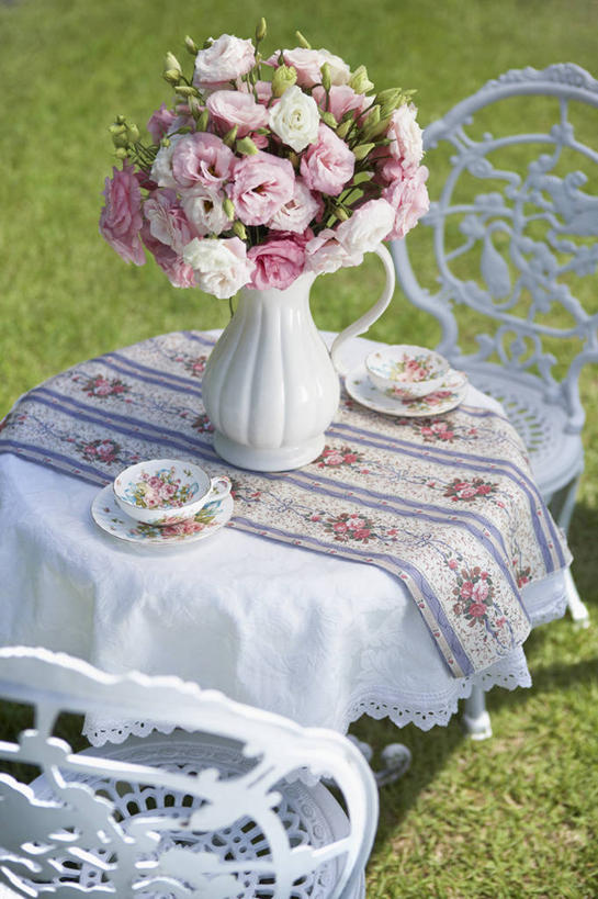 无人,竖图,俯视,彩色,室外,特写,白天,草地,草坪,植物,餐桌,桌子,杯子,餐具,花瓶,椅子,许多,阴影,朦胧,模糊,装饰,盛开,光线,布料,碟子,盘,影子,塑料,陶瓷,陶瓷制品,很多,两把,花蕾,布纹,桌布,草,花,花瓣,花朵,鲜花,一个,绿色,阳光,盘子,餐巾,瓶子,水杯,塑料制品,碟,台布,花苞,花蕊,单个,餐台,五颜六色,华丽,修饰,色彩斑斓,点缀,五彩缤纷,衬托,美观,雅致,雅观,五彩斑斓,两套,五光十色,茶杯,餐桌布,彩图,高角度拍摄