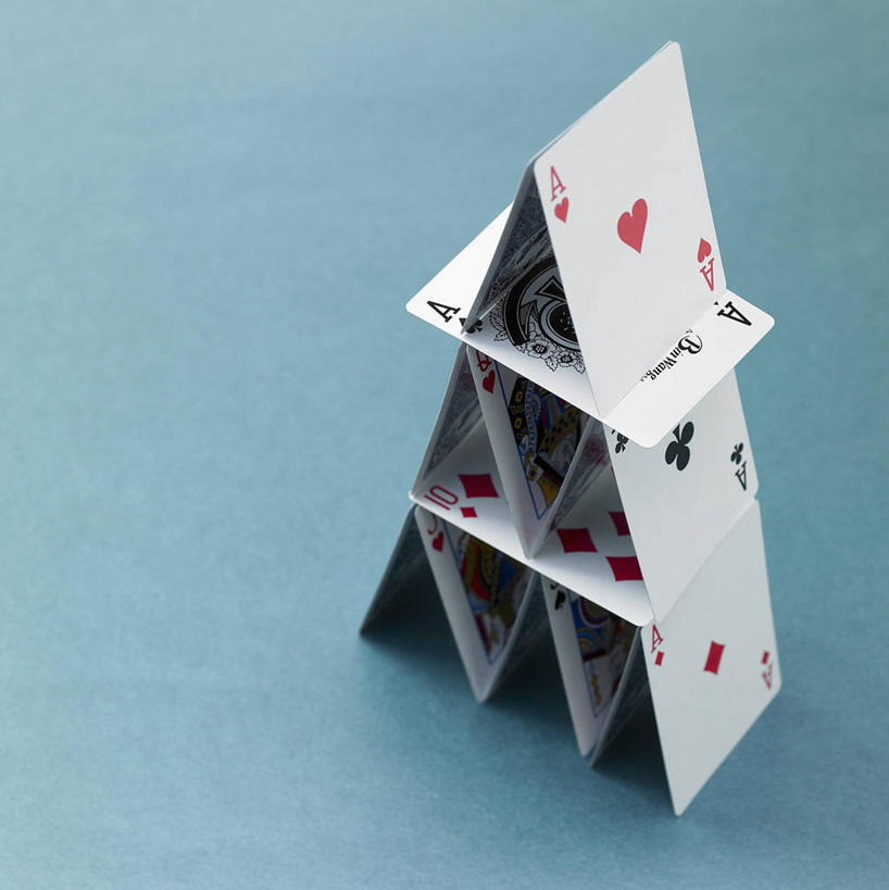无人,竖图,俯视,室内,特写,白天,游戏,赌博,贪欲,竞争,静物,扑克牌,纸牌,玩具,扑克,一排,阴影,蓝色背景,整齐,反射,标志,三角形,数字,图形,文字,影子,字符,几何,玩,娱乐,标识,刺激,排列,休闲,摄影,阿拉伯数字,影棚,活动,堆,队列,发泄,数学,消遣,智力,赌具,投机,侥幸,欲望,宣泄,玩耍,嬉戏,彩图,高角度拍摄,影棚拍摄,拍摄,房子,几何图形,纸牌房子,纸牌屋,胜负,输赢