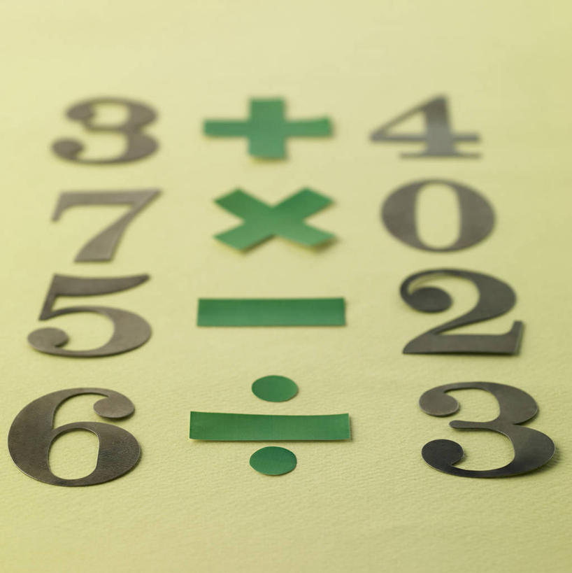 无人,竖图,俯视,室内,特写,白天,静物,一排,许多,绿色背景,阴影,整齐,反射,标志,数字,文字,影子,字符,很多,标识,排列,绿色,黑色,摄影,阿拉伯数字,影棚,书写,队列,誊写,彩图,高角度拍摄,影棚拍摄,拍摄