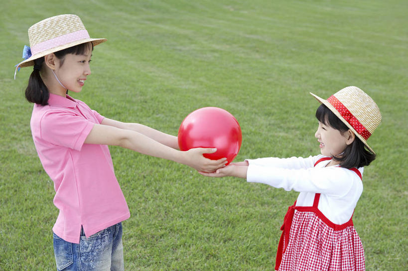 东方人,儿童,一个人,两个人,家庭,站,捧,笑,微笑,露齿笑,横图,室外,白天,侧面,裙子,T恤衫,纯洁,草地,草坪,美景,植物,帽子,亚洲,仅一个女性,仅一个人,两顶,握,阴影,连衣裙,服装,装饰,光线,草帽,工具,丝绸,丝带,影子,景观,缎带,拿,T恤,拿着,注视,休闲装,黄种人,相视,绸带,草,一个,小孩,衣服,红色,绿色,阳光,自然,观察,看,清洁,站着,仅一个小孩,休闲,温暖,温馨,一家人,面对面,休闲服,景色,可爱,童年,童趣,握着,服饰,塑胶制品,单个,观看,对视,吊带裙,华丽,修饰,点缀,和睦,察看,互视,除尘,关注,自然风光,相对,童真,橡胶制品,烂漫,无邪,气吹,相看,衬托,美观,雅致,雅观,吹尘球,吹气球,乳胶制品,吸气球,天真,女孩,女人,女性,亚洲人,孩子,端,端着,捧着,手捧,站立,半身,彩图,融洽,女生