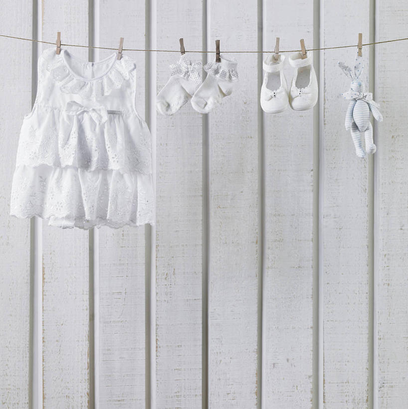 无人,竖图,室内,特写,白天,正面,裙子,游戏,静物,玩具,鞋子,纺织品,一排,许多,吊挂,悬挂,阴影,条纹,连衣裙,整齐,反射,木制,布,影子,墙,织物,很多,挂,玩,娱乐,袜子,墙壁,墙面,排列,一个,白色,夹子,晾衣绳,木制品,绳子,婴儿鞋,休闲,益智,单个,活动,休闲鞋,布匹,队列,发泄,消遣,智力,衣夹,尼龙,宣泄,玩耍,嬉戏,彩图,锦纶,耐纶,尼龙袜