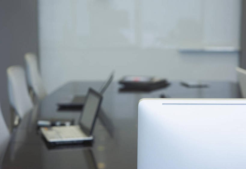 无人,办公室,会议室,横图,室内,特写,白天,正面,电脑,笔记本电脑,家具,桌子,椅子,阴影,开会,朦胧,模糊,会议,反射,网络,影子,办公桌,墙,通讯设备,墙壁,墙面,会议椅,会议厅,办公椅,无线,通信设备,无线网络,无线上网,便携式电脑,办公家具,商务椅,培训椅,手提电脑,彩图