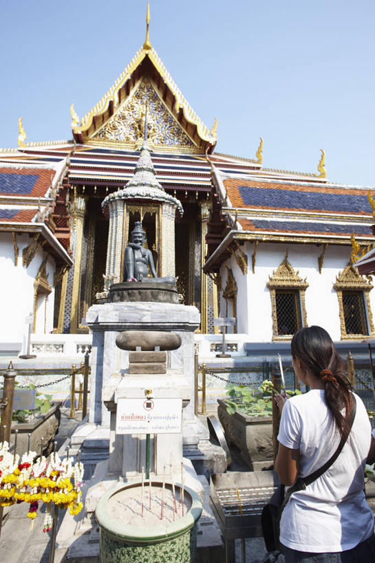 东方人,一个人,寺庙,站,竖图,室外,白天,T恤衫,旅游,度假,名胜古迹,标志建筑,地标,建筑,蜡烛,雕塑,泰国,亚洲,仅一个年轻女性,仅一个女性,仅一个人,阴影,服装,节日,遗迹,艺术,装饰,光线,包,雕刻,雕像,瓦片,香炉,影子,屋顶,烟雾,燃烧,T恤,顶棚,瓦,注视,休闲装,黄种人,古迹,文化,文物,娱乐,建设,古建筑,佛香,背面,衣服,蓝色,蓝天,天空,阳光,香火,香烛,工艺品,庙宇,天,观察,看,祈祷,站着,享受,休闲,健康,休闲服,旅游胜地,放松,许愿,宗教,建造,服饰,东南亚,信仰,烧香,观看,纪念,华丽,修饰,祈求,美术,祭奠,祭祀,点缀,察看,关注,主题,祭坛,斜挎包,陈列,古文明,屋瓦,泰王国,功能,美学,衬托,美观,雅致,雅观,敬拜,平安,年轻女性,女人,女性,亚洲人,站立,半身,彩图,庙,寺